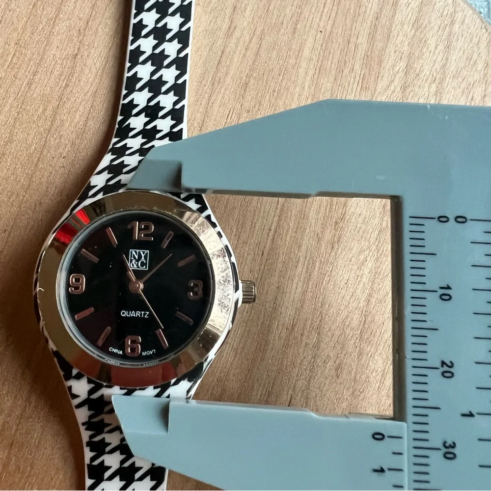 New York & company ladies houndstooth fashion watch NEW BATTERY